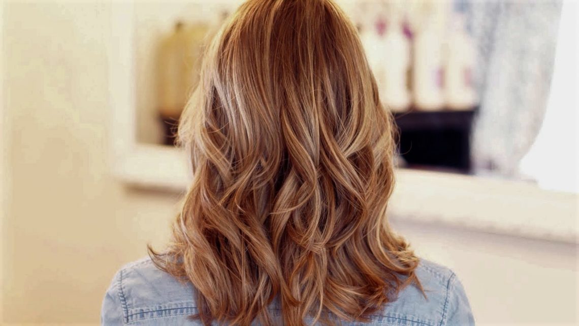 Balayage miel : passez aux cheveux et mèches couleur miel