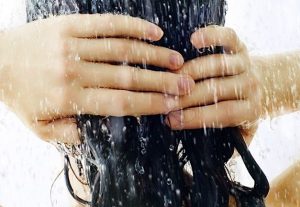 Rincer cheveux à l'eau