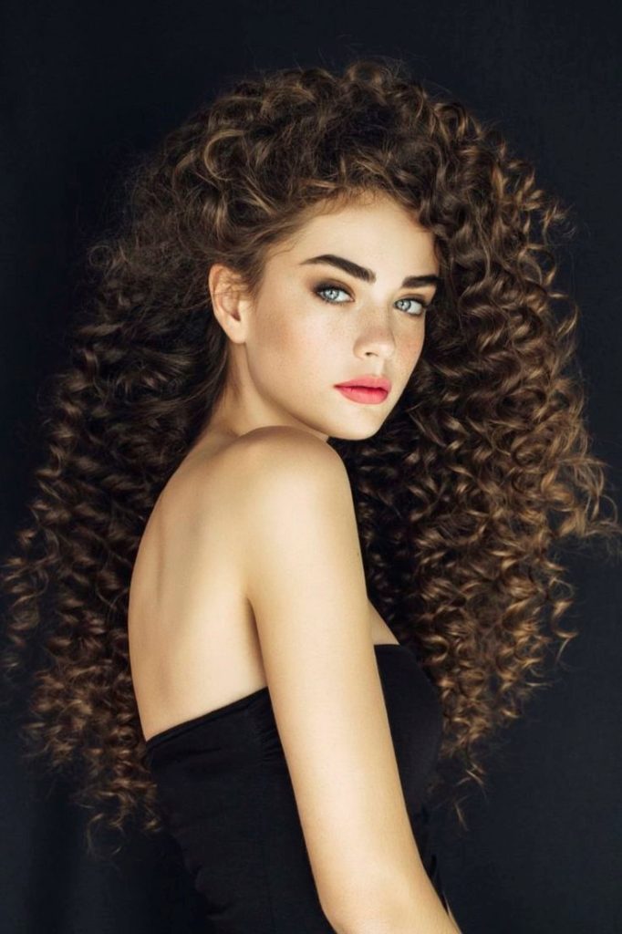 Comment prendre soin de ses cheveux bouclés ? Entretien frisé